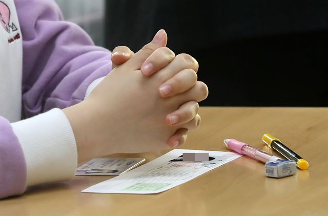 2018학년도 대학수학능력시험일인 23일 오전 수험생들이 서울 중구 이화여고 고사장에서 시험을 기다리고 있다. 연합뉴스