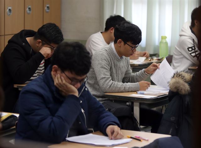 2018학년도 대학수학능력시험일인 23일 오전 창원 문성고등학교를 찾은 수험생들이 차분하게 시험을 준비하고 있다. 연합뉴스