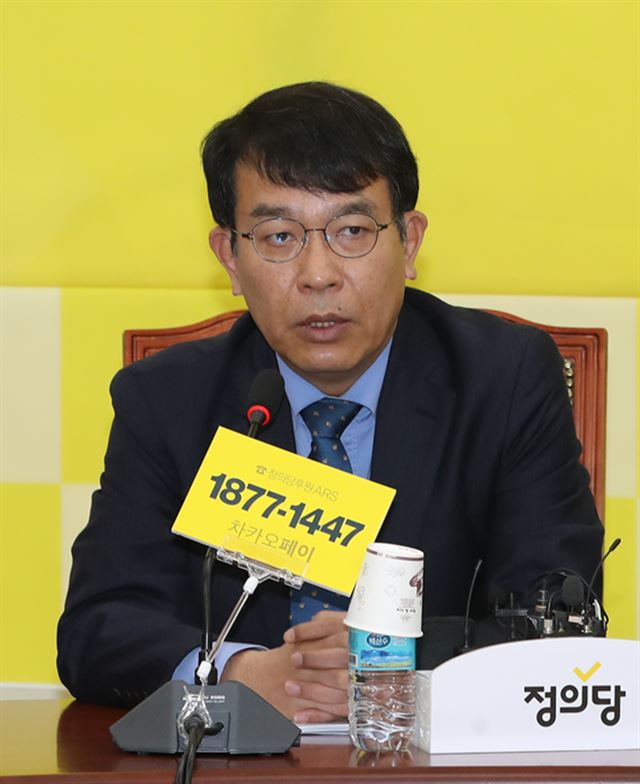 김종대 정의당 의원이 23일 오전 국회에서 열린 상무위원회에서 최근 이국종 아주대 교수 비판 논란과 관련된 발언에 대해 유감을 표하고 있다. 연합뉴스