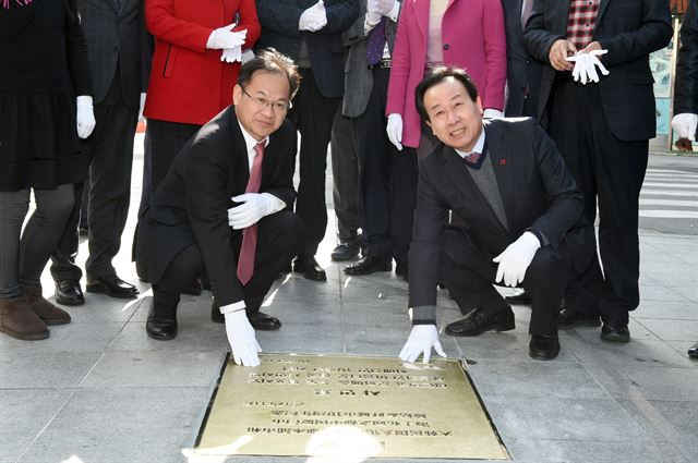 박홍률(앞줄 오른쪽) 전남 목포시장이 23일 명륜동에서 중국 샤먼(廈門)시 리샤오핑 외사교무판공실 당서기와 자매결연 10주년을 기념해 표지시설 제막식을 가졌다.