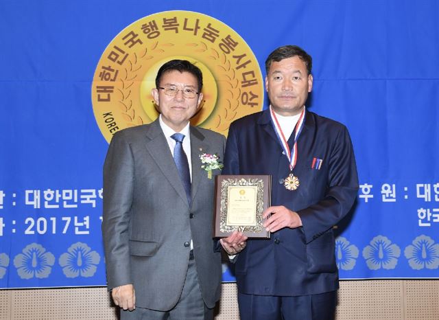 23일 오규석 기장군수가 ‘제4회 대한민국 행복나눔 봉사대상’을 수상한 뒤 기념촬영을 하고 있다. 기장군 제공