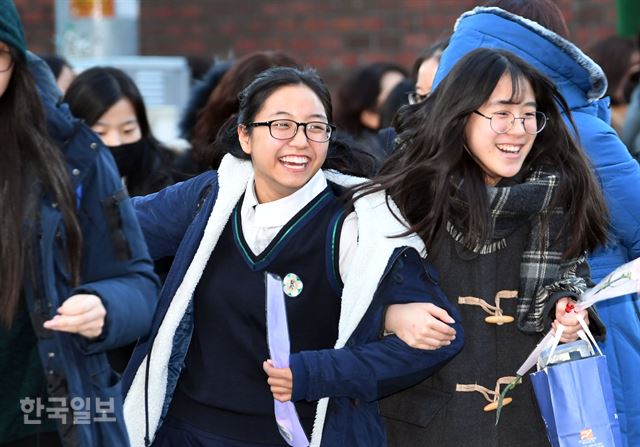 수능 시험 끝났어요.23일 오후 서울 중구 이화여자외국어고등학교에서 수능시험을 마친 수험생들이 환하게 웃고 있다. 신상순 선임기자