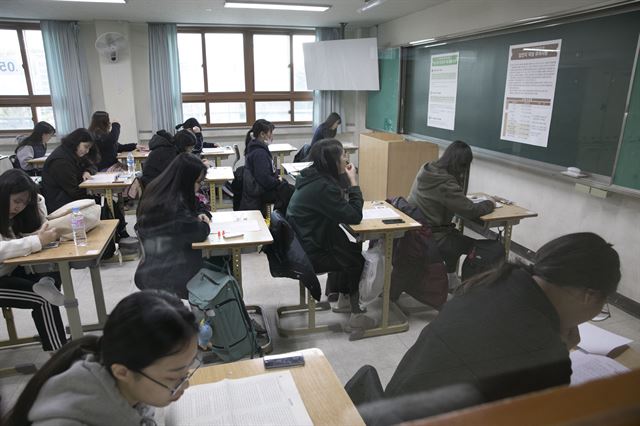 대학수학능력시험일인 23일 오전 경북 포항시 남구 포항이동고등학교 고사장에서 수험생들이 시험을 준비하고 있다. 연합뉴스