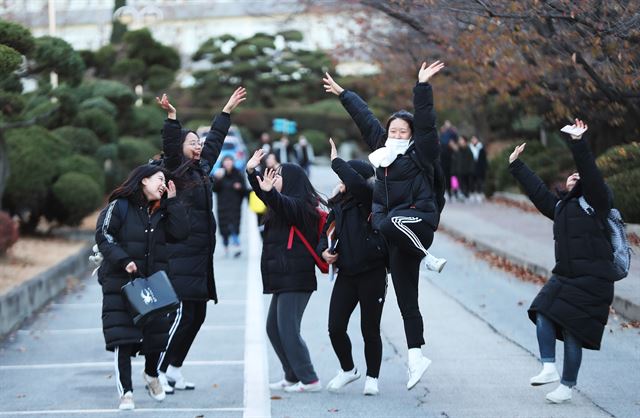 23일 오후 경기도 수원시 영복여자고등학교에서 대입수학능력시험을 마친 수험생들이 환한 표정으로 나오고 있다. 연합뉴스