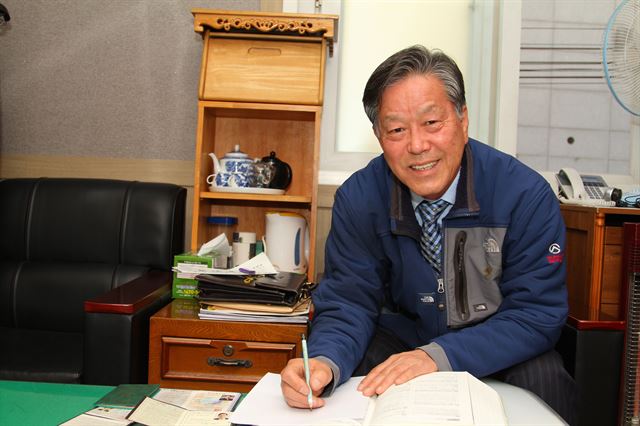 김대희 삼일야간학교 교장이 자격증을 취득하기 위해 틈틈히 공부하고 있는 모습. 김민규기자 whitekmg@hankookilbo.com