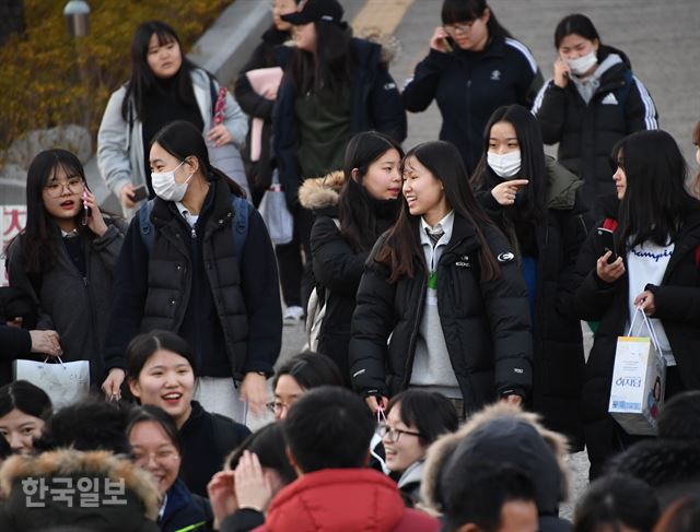 2018학년도 대학수학능력시험일인 23일 오후 경북 포항시 북구 유성여자고등학교에서 시험을 마친 수험생들이 교문을 나서고 있다. 류효진 기자