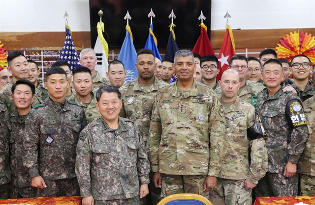 미국 추수감사절을 맞아 23일 JSA대대를 방문한 빈센트 브룩스 한미연합사령관과 김병주 연합부사령관이 장병들과 기념촬영을 하고 있다. 북한 귀순 병사를 구한 공로자들도 포함돼 있다. 이날 빈센트 브룩스 사령관은 북한군 귀순자 구출작전에 공을 세운 JAS 한국군 권영환 중령과 노영수 중사, 송승현 중사, 미군 대대장인 파머 중령, 스미스 소령, 하트필드 병장에게 '육군공로훈장'(ARCOM: Army Commendation Medal)을 수여했다. 한미연합사 제공=연합뉴스