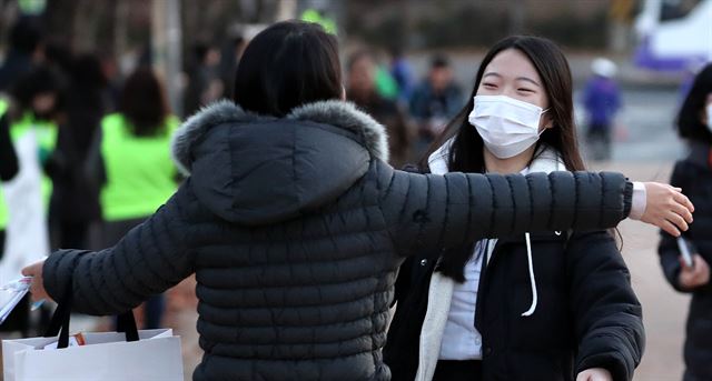 2018학년도 대학수학능력시험일인 23일 오전 경북 포항시 이동고에 마련된 시험장에서 수험생이 선생님과 포옹을 하며 격려를 받고 있다. 포항=뉴시스