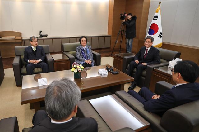 김명수 대법원장이 23일 서울 서초동 대법원 청사에서 열린 대법관후보추천위원회 회의에 앞서 위원들과 인사를 나누고 있다. 뉴스1.