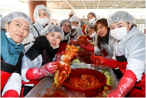 김장 나눔 행사에 참가한 자원봉사자들. 한국마사회 제공