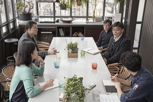 밥 맛에 대한 연구자와 소비자의 진지하고 열띤 대화. 왼쪽 위부터 시계 방향으로 유현수 셰프, 한상익 연구관, 정지웅 연구관, 김미영 셰프, 이영라 셰프.