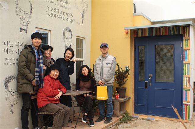 지난 주말 새로 문을 연 경남 통영 봉수골의 봄날의책방. 책방 앞에서 책방 식구와 책방 이웃, 이웃 전혁림미술관과 뒷집 할머니, 골목 앞 카페 사장님 등이 모여 함께 사진을 찍었다.