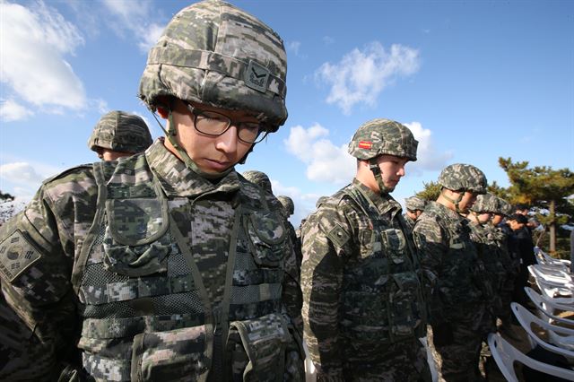 23일 인천시 옹진군 연평면 평화공원에서 열린 연평도 포격 7주기 추모식에 참석한 군 장병들이 묵념을 하고 있다. 옹진군 제공