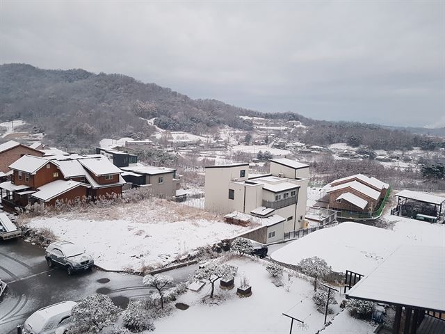 충북 청주시 강내면 일대가 24일 새벽에 내린 눈으로 온통 하얗게 변했다. 한덕동 기자