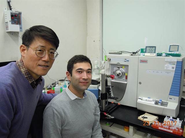 전립선암 세포에만 선택적으로 표지할 수 있는 새로운 나노입자시스템을 세계 최초로 개발한 창원대 이용일(왼쪽)교수와 창원대 박사과정 학생 미르코밀 샤리포브(프랑스)씨. 창원대 제공