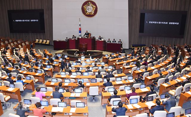 박주선 국회부의장이 24일 국회 본회의를 주재하며 법안 가결을 선포, 의사봉을 두드리고 있다. 오대근기자