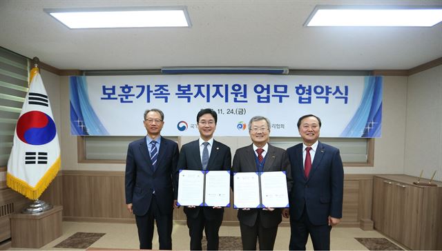 한국건강관리협회 국가보훈처가 24일 보훈 가족 복지 지원을 위한 업무협약을 맺었다. 심덕섭(왼쪽 두 번째) 국가보훈처 차장과 채종일(왼쪽 세 번째) 건협 회장이 협약서에 서명 후 기념촬영을 하고 있다. 한국건강관리협회 제공