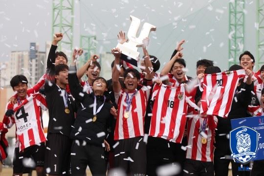 우승을 자축하는 고려대 선수들. 대한축구협회 제공