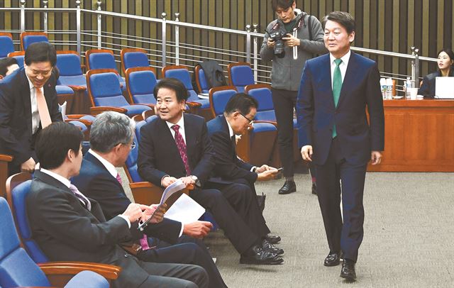 안철수 국민의당 대표가 21일 국회에서 비공개로 열린 의원총회에 참석하기 전 자리를 찾아가고 있다배우한 기자