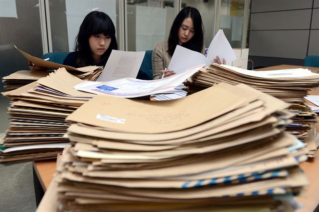 2013 한국일보 신춘문예 응모작 접수. 원고지 대신 컴퓨터로 글을 쓰는 시대가 됐으나 신춘문예를 향한 문청들의 열의는 여전하다. 한국일보 자료사진