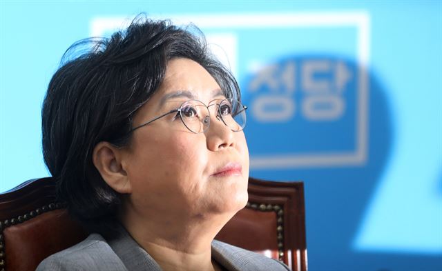 금품수수 의혹에 휩싸인 이혜훈 전 바른정당 대표가 9월 대표직 사퇴 발표를 한 뒤 자리에 앉아 있다. 연합뉴스