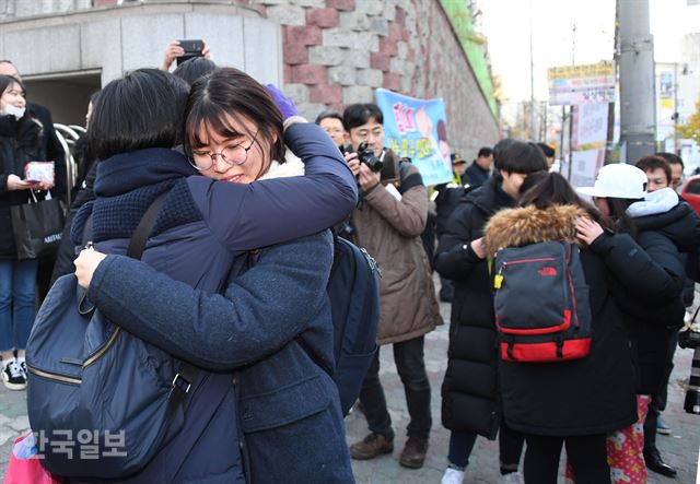 수능일인 23일 오전 경북 포항 이동중 고사장 앞에서 수험생들이 고사장 입실을 앞두고 포옹하고 있다. 류효진기자