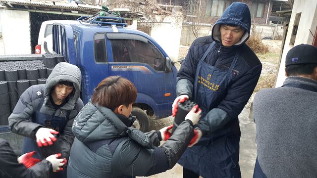 DB 김주성이 지난 시즌 연탄 배달을 하고 있는 모습. DB 제공