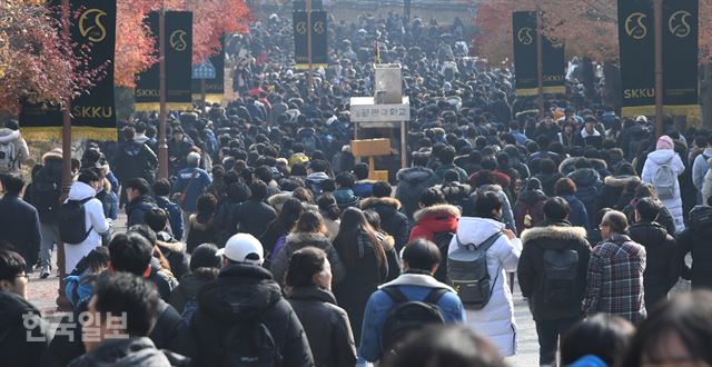 대학 논술고사장을 벗어나는 수험생들의 어깨에 걸쳐진 베낭과 어깨위로 초겨울의 햇살이 반짝이고 있다. 오대근기자 inliner@hankookilbo.com