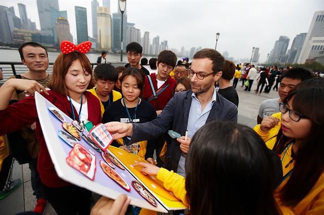 중국 상해 와이탄금융지구에서 외국인을 대상으로 한국 홍보 미션을 수행하는 글로벌문화체험단 청소년들. 미래에셋대우 제공