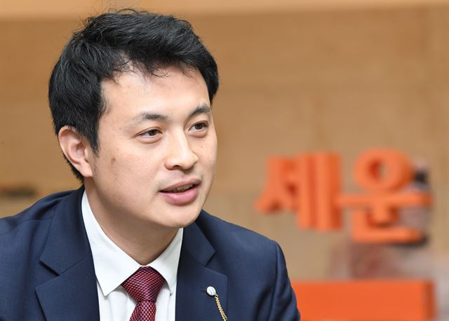 이상진 한국사회혁신금융 대표가 사회적경제를 뒷받침할 사회적금융에 대해 설명하고 있다. 배우한 기자 bwh3140@hankookilbo.com