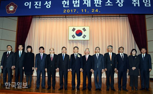 이진성 헌법재판소장(가운데)이 27일 오전 종로구 재동 헌법재판소에서 열린 헌법재판소장 취임식을 마친 뒤 헌법재판관,헌재 간부들과 기념촬영 하고 있다.고영권기자youngkoh@hankookilbo.com