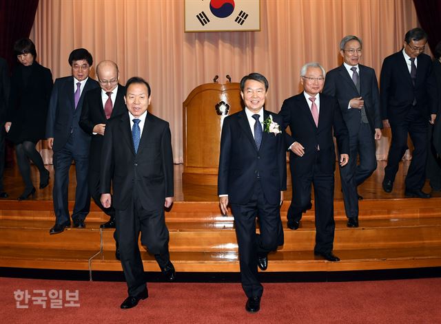 이진성 헌법재판소장(왼쪽에서 다섯번째)이 27일 오전 종로구 재동 헌법재판소에서 열린 헌법재판소장 취임식을 마친 뒤 소장대행을 맡았던 김이수 헌법재판관(왼쪽에서 네번째))과 대화하며 식장을 나서고있다.고영권기자youngkoh@hankookilbo.com