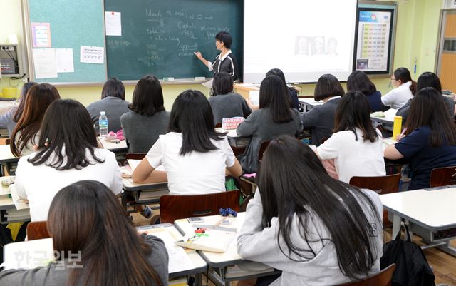 고등학생들이 희망진로에 따라 필요한 과목을 선택해 배우고 기준학점을 채우면 졸업을 인정받는 고교학점제가 지금 초등학교 5학년이 고1이 되는 2022년 시행된다. 서울 시내 고등학교의 수업 장면. 한국일보 자료사진