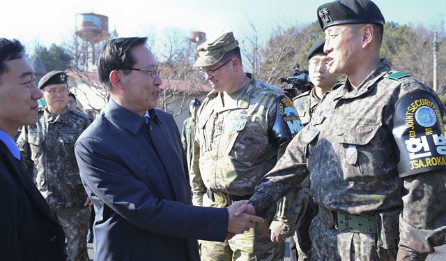 27일 오전 판문점을 방문한 송영무 국방부 장관이 JSA 대대원과 인사하고 있다. 연합뉴스