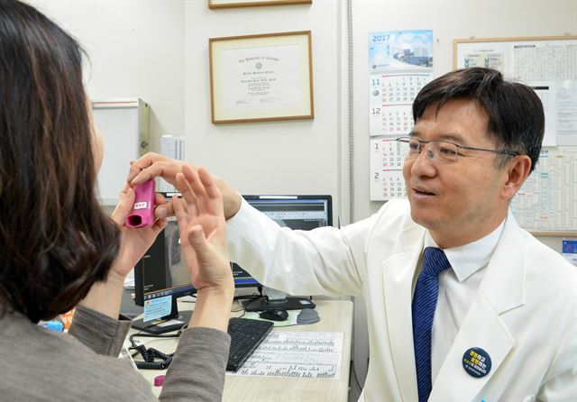 윤호주 한양대병원 호흡기알레르기내과 교수가 천식과 만성폐쇄성폐질환(COPD)의 가장 좋은 치료법인 흡입제 사용법을 환자에게 알려주고 있다. 한양대병원 제공