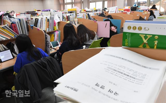 21일 경북 포항제철고 수험생들이 교내 도서관에서 수능 준비를 하고 있다. 류효진 기자