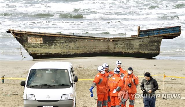 27일 아키타(秋田)해상보안부가 현내 오가(男麓)시 해안에 표류해 떠내려왔다고 발표한 목조선. 북한 선적일 가능성이 높은 것으로 보이는 이 배의 내부에서는 8명의 시신이 발견됐다. 오가<아키타>=교도 연합뉴스