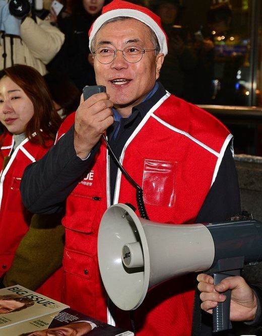 문재인 대통령이 지난해 12월23일 서울 2호선 홍대입구역 인근에서 노숙인 지원 잡지 ‘빅이슈’를 판매하고 있다. 뉴스1