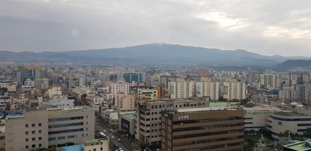 제주지역 각종 경제지표가 전국 최고 수준을 보이고 있지만 골목상권의 경영난은 여전한 것으로 나타났다. 사진은 제주시 도심 전경. 한국일보 자료사진.