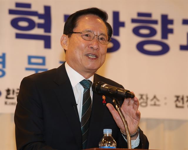 송영무 국방부 장관이 28일 서울 용산구 전쟁기념관에서 정부의 국방개혁 방향과 과제를 주제로 강연하고 있다. 연합뉴스