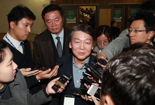 안철수(가운데) 국민의당 대표가 28일 국회 의원회관에서 열린 토론회장 앞에서 기자들의 질문에 답하고 있다. 연합뉴스