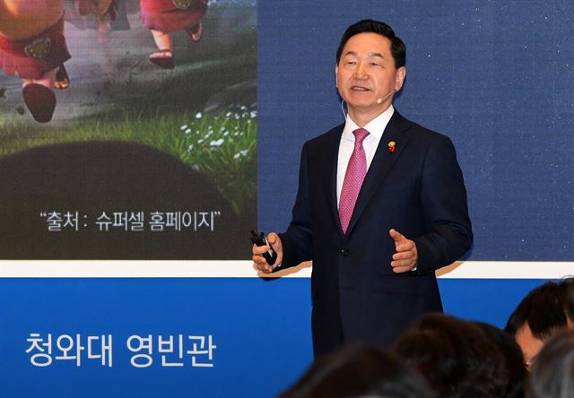 28일 청와대 영빈관에서 열린 '혁신성장 전략회의'에서 김상곤 사회부총리 겸 교육부장관이 '인재성장 지원방안'을 주제로 주제발표를 하고 있다. 고영권 기자