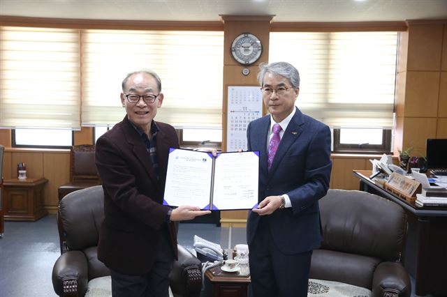 박종훈(오른쪽) 경남교육감과 김영만 일제강제징용노동자상경남건립추진위원회 상임대표가 28일 노동자상 건립을 위한 업무협약을 체결한 뒤 기념촬영을 하고 있다. 경남교육청 제공