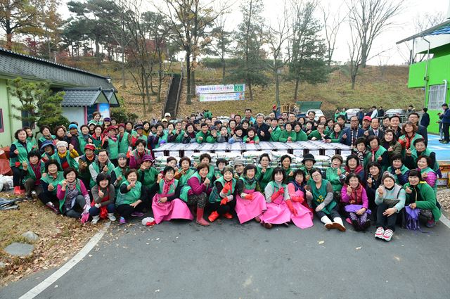 고령군새마을회 회원들이 '사랑의 김장' 담그기 행사에 참여하고 있다. 고령군 제공