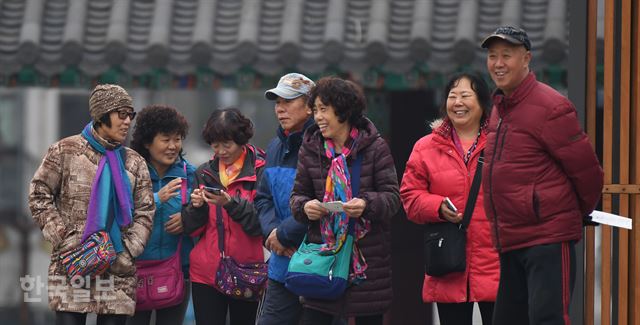 28일 오후 중국인 관광객들이 서울 한옥마을을 관람하고 있다. 중국의 관광분야를 담당하는 주무부처인 국가여유국은 이날 열린 회의에서 베이징(北京)시와 산둥(山東)성에 한해 지난 3월부터 사드(고고도미사일방어체계, THAAD) 관련 주요 보복 조치 중 하나인 한국단체관광 제한을 풀었다. 류효진기자