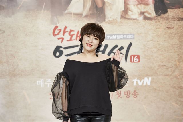 tvN 드라마 '막돼먹은 영애씨'에서 10년째 주인공 영애씨를 연기하고 있는 배우 김현숙이 28일 열린 시즌 16 제작발표회에서 손을 들고 포즈를 취하고 있다. CJ E&M 제공