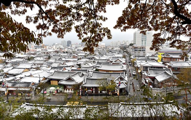 오목대 둘레길에서 내려다 본 전주 한옥마을의 고즈넉한 모습. 지난 24일 오전 흩뿌리듯 눈이 내려 기와지붕 곡선이 더욱 아름답게 보인다. 전주=최흥수기자