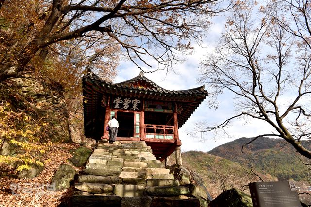 한벽당은 변함없지만, 바로 앞 4차선 교량이 전주천을 가리고 있다.