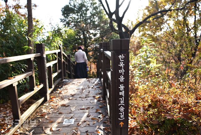 오목대 둘레길은 짧지만 한옥마을의 고즈넉한 정취를 즐길 수 있다.