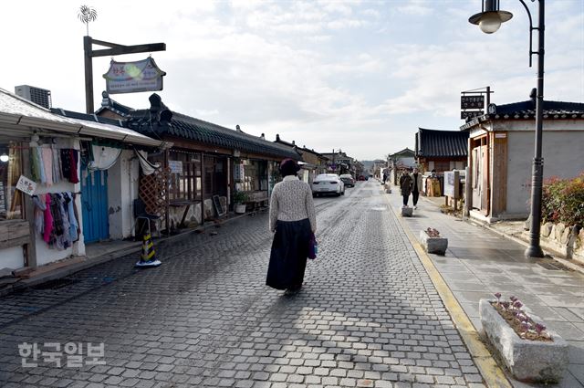 향교 앞길은 관광객이 많지 않아 한옥마을을 걷는 맛은 오히려 낫다.